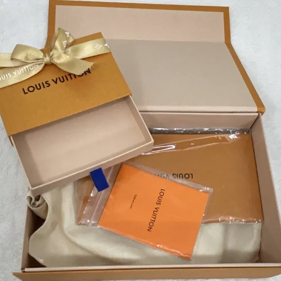 Louis Vuitton Cream and Black Accessory Set - Picture 5 of 6